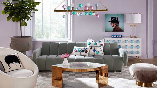 Sofa decorativa con cojines suaves y colores originales en el