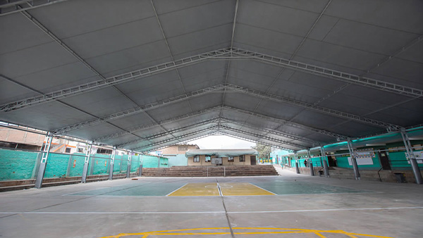 Aceros Arequipa realiza la construcción del techo en patio central de colegio en Pamplona Alta