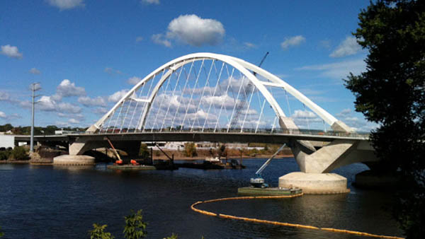 El puente Lowry Avenue: posicionamiento de vigas de puente mediante gatos de tesado DYWIDAG