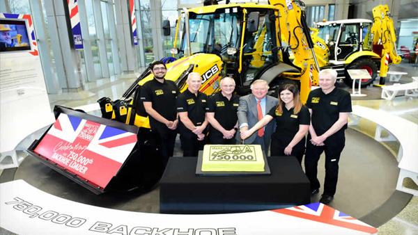 Día histórico para JCB, quien acaba de producir su retroexcavadora número 750,000. 