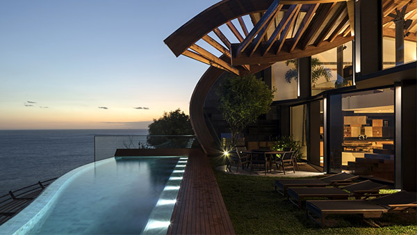 Casa flotante sobre el océano atlántico en Río de Janeiro