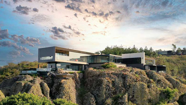 ‘Eco-friendly’, lujosa e inteligente, así es esta casa construida en una roca