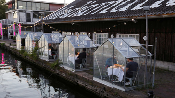 Mesas invernadero por coronavirus: el restaurante holandés que encontró una adorable solución