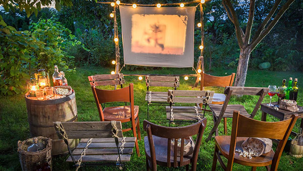 Consejos para disfrutar de una noche de cine en tu jardín o tu terraza