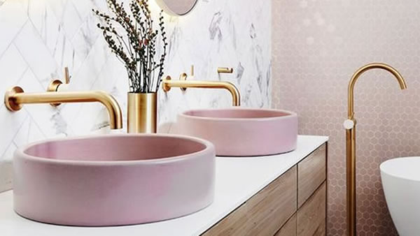 Baño moderno y elegante: apuesta por el dorado
