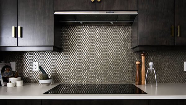 Mosaico vítreo: la tendencia de decoración en el hogar para baños y cocinas