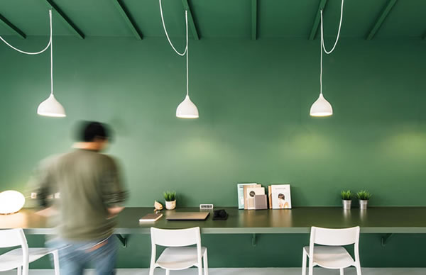 El color más allá de la estética: La psicología del verde en los espacios interiores