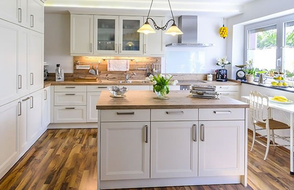 Combinar madera con color blanco
