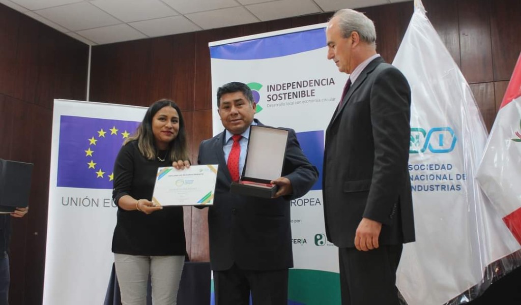 Embajador de la Unión Europea en el Perú entrega reconocimiento a la empresa Cajas Ecológicas