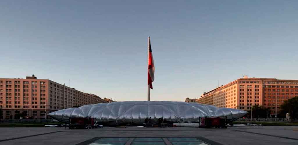 Smiljan Radić crea escenario inflable para la bienal de arquitectura de Chile