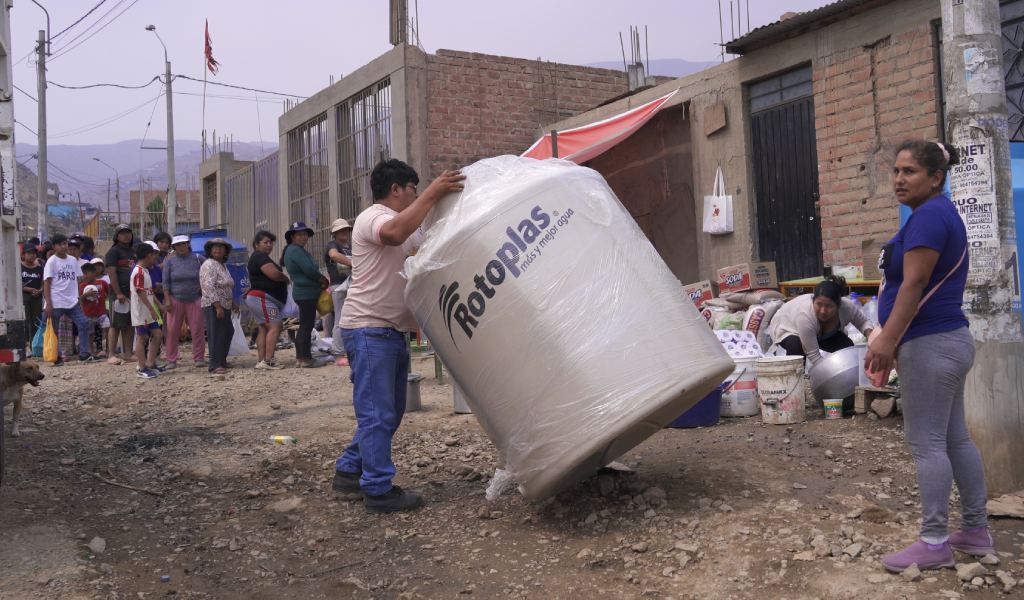 Rotoplas entrega 10 tanques para almacenar 11 toneladas agua a damnificados de Jicamarca