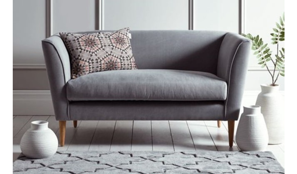 Aprende a combinar un sofá gris dentro de tu hogar