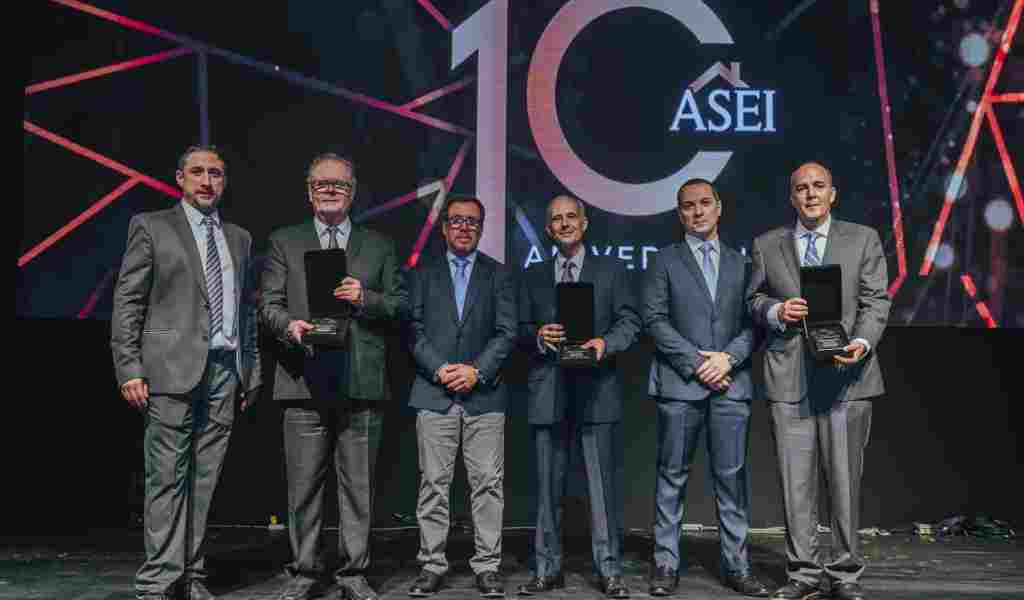 Cerámica San Lorenzo entregó reconocimiento a ASEI por su contribución al acceso de vivienda formal en el país