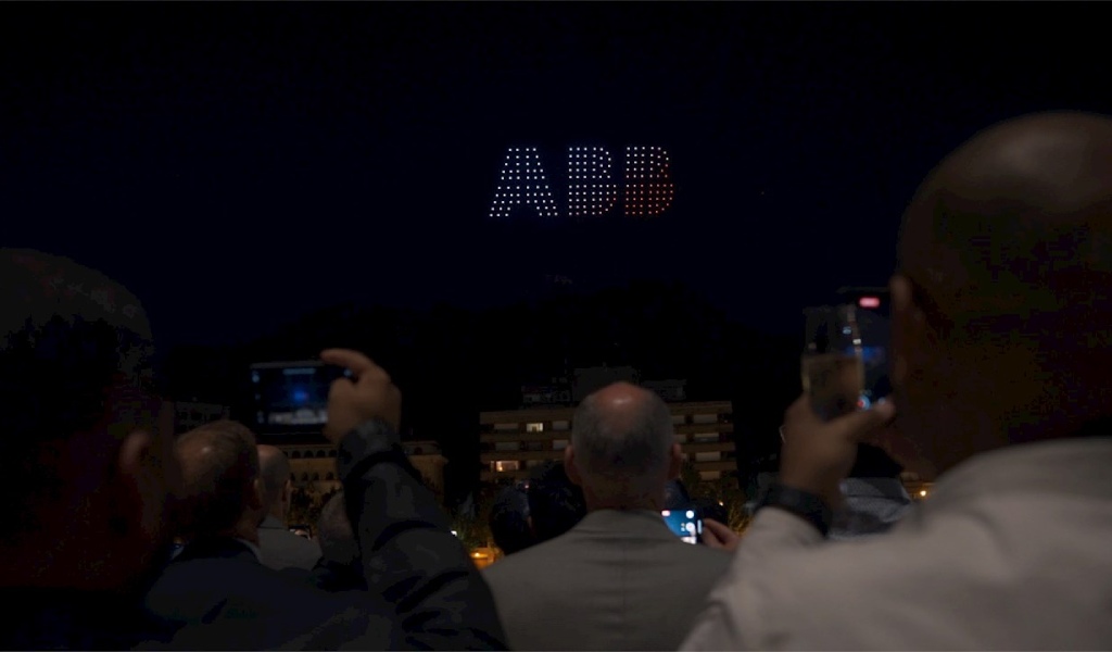 ABB ilumina el cielo de Bilbao con un espectáculo de 200 drones