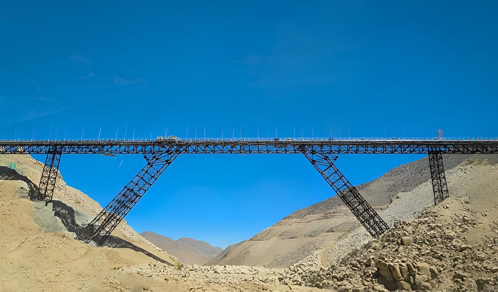 ULMA destaca en montaje del puente minero más largo del Perú