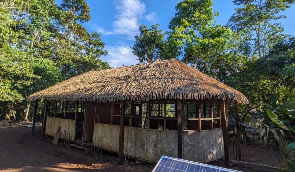 Techo sostenible, raíces profundas: La revolución constructiva de Naku en la Amazonía ecuatoriana