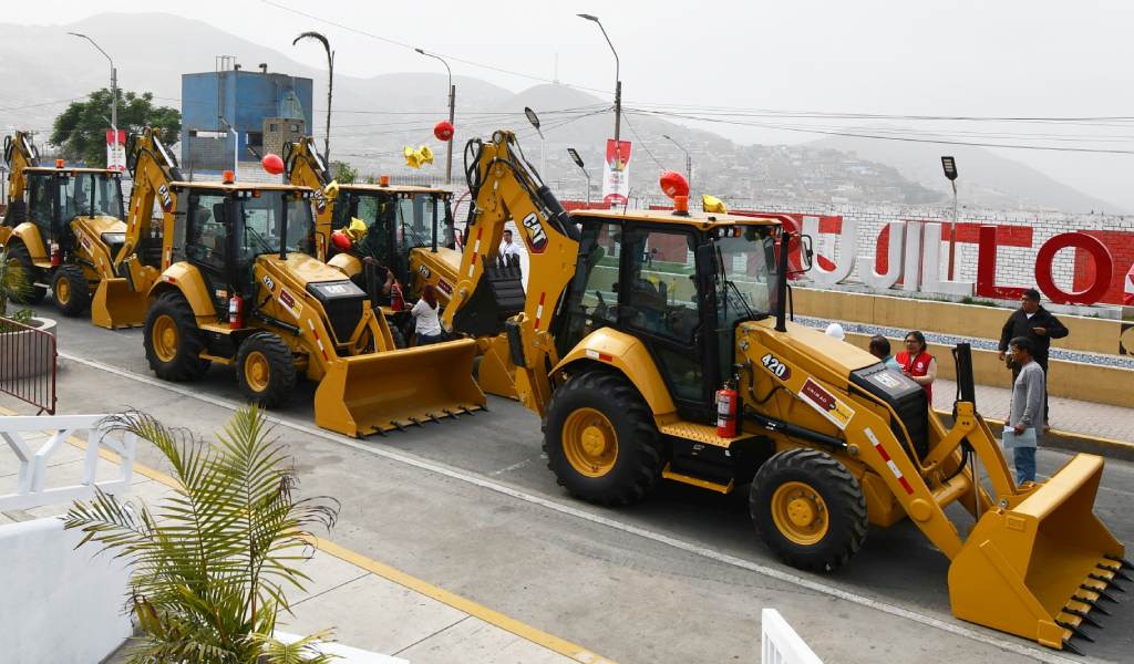 Unimaq entrega doce retroexcavadoras Cat para proyecto de agua y saneamiento en distrito Mi Perú