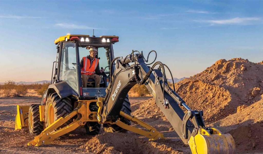 John Deere presenta nuevas actualizaciones en la nueva cabina de su retrocargadora
