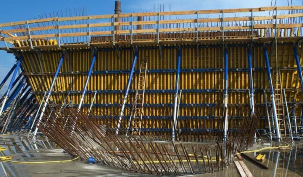 Encofrado de pilares RS de Doka: precisión, rapidez y acabado de hormigón visto en obras de alto rendimiento