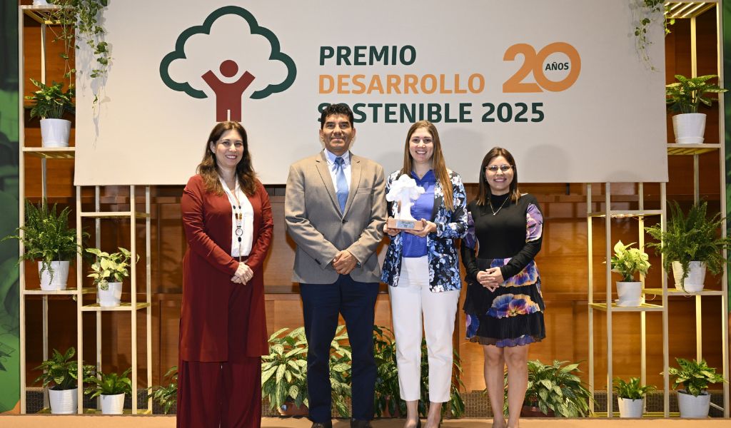 Beca Ferreyros DreamBIG para técnicas recibe Premio Desarrollo Sostenible de la SNMPE
