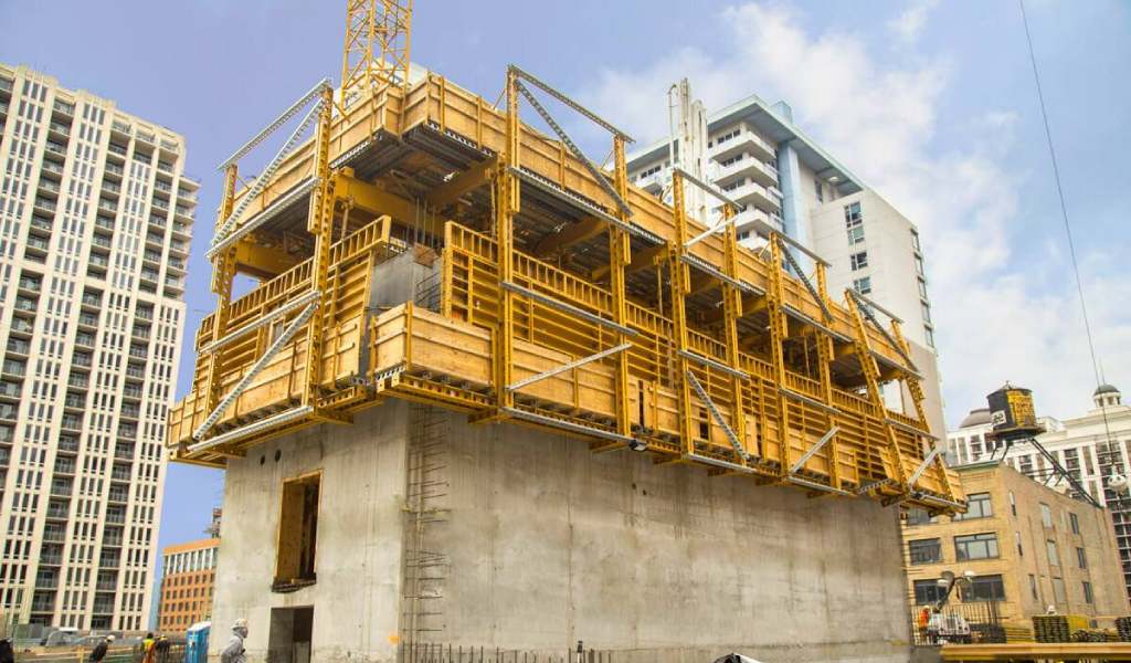 EFCO presenta el POWER TOWER 100®: eficiencia y autonomía en el izamiento de encofrados