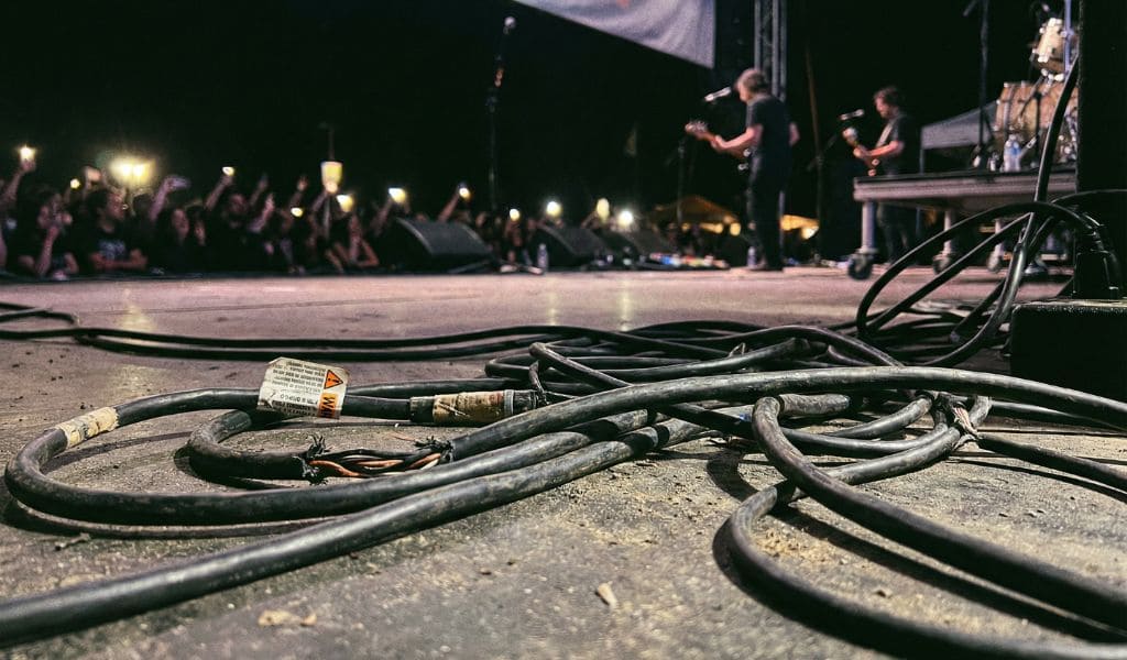 Eventos de verano: los riesgos eléctricos que pueden poner en peligro a artistas y asistentes