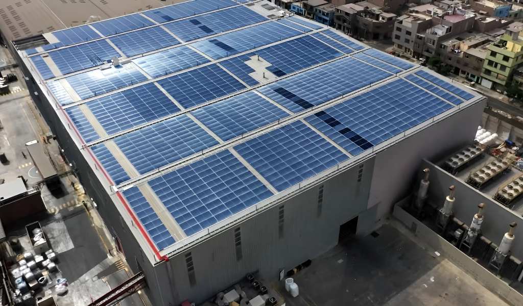 Ferrenergy implementa una de las plantas solares sobre techo industrial más potentes del Perú