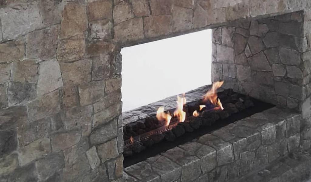 Elegancia y fuego en interiores