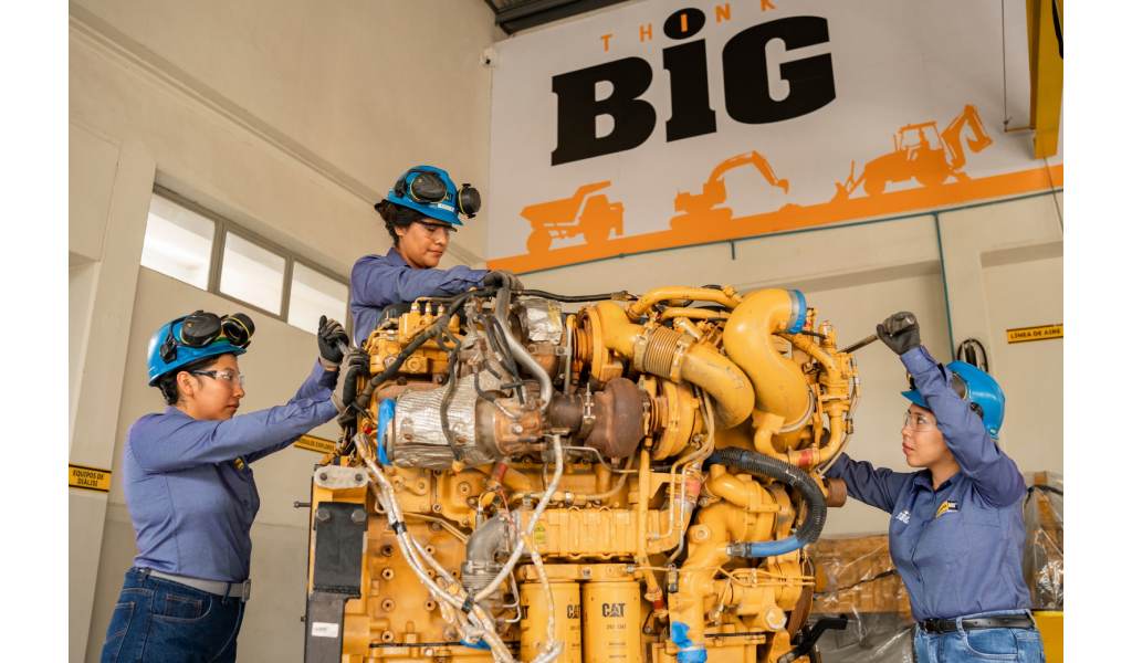 Beca Ferreyros DreamBIG suma seis promociones de técnicas de maquinaria graduadas en el Perú