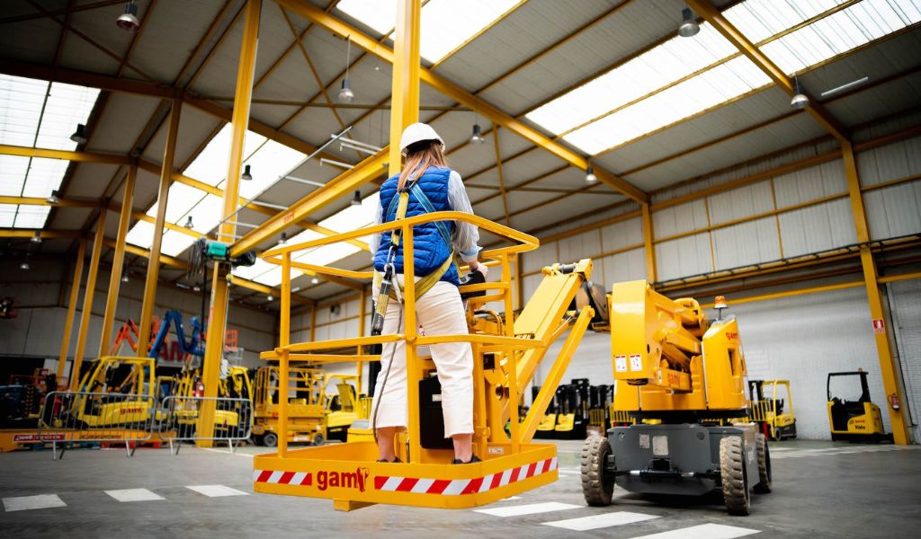 Plataformas elevadoras eléctricas: la solución ideal para trabajos en espacios confinados