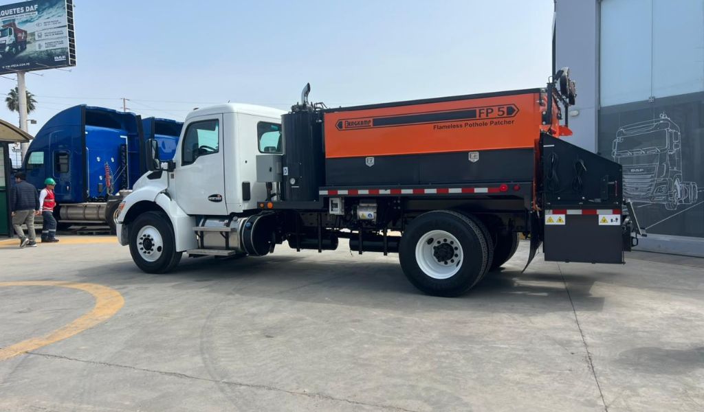 IPESA presenta la bacheadora FP5 de Bergkamp: tecnología sostenible para optimizar el mantenimiento vial en el Perú