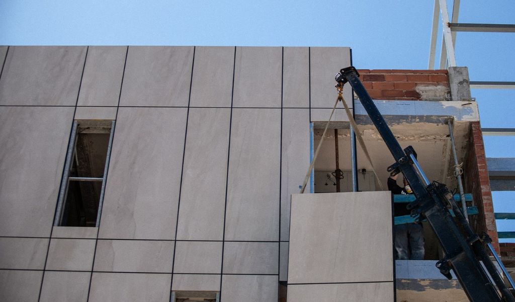 Paneles industrializados para fachadas: características, ventajas y aplicaciones en la construcción moderna