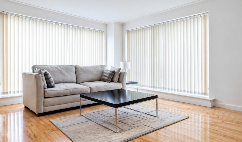 Elegancia vertical para transformar ventanas con Decoblinds