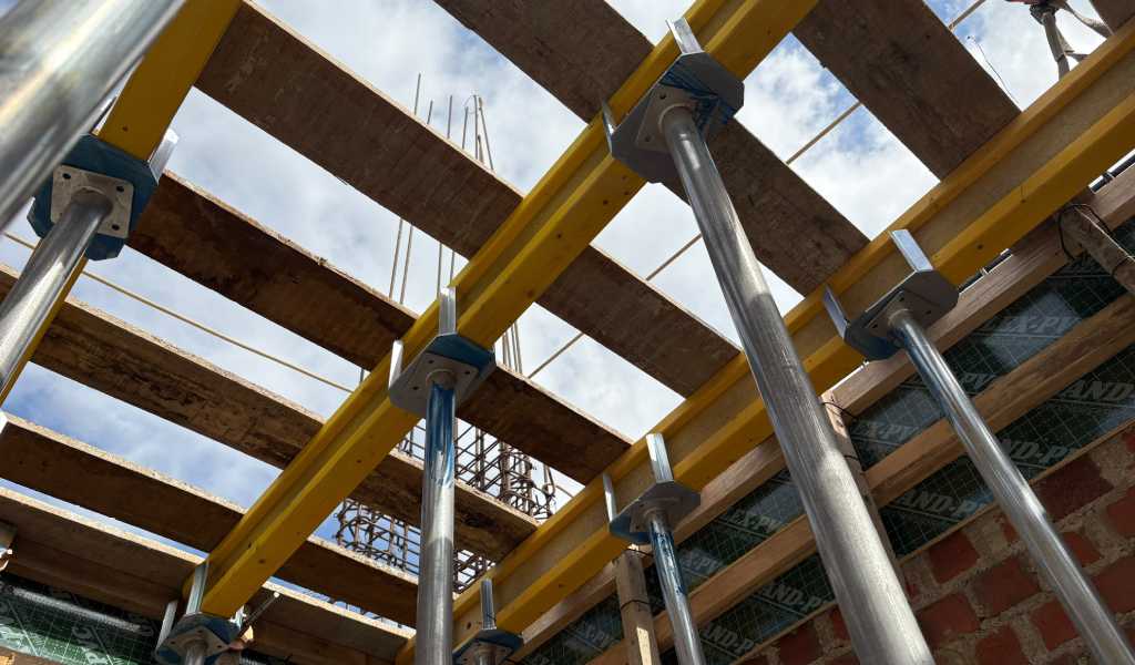 Grupo ALTOS participa en la construcción del Colegio Emblemático Santa Rita de Cañete con soluciones de encofrado y apuntalamiento
