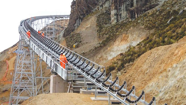 Transporte de minerales: ¿Vencer lo imposible manejando fajas transportadoras curvas?